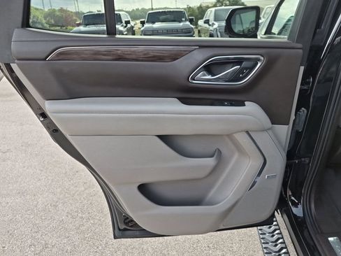 Used 2021 Chevrolet Tahoe Z71 w/ Luxury Package AWD/4WD image 37