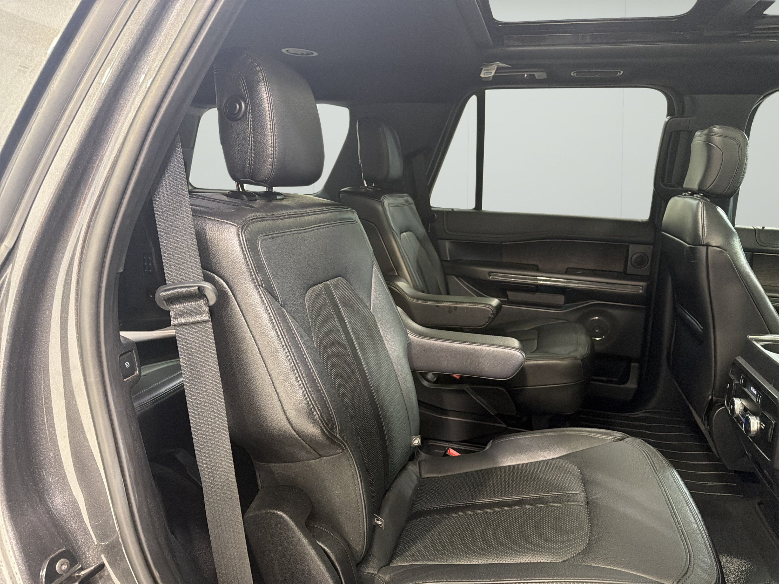 Used 2019 Ford Expedition Limited w/ Equipment Group 302A RWD image 13