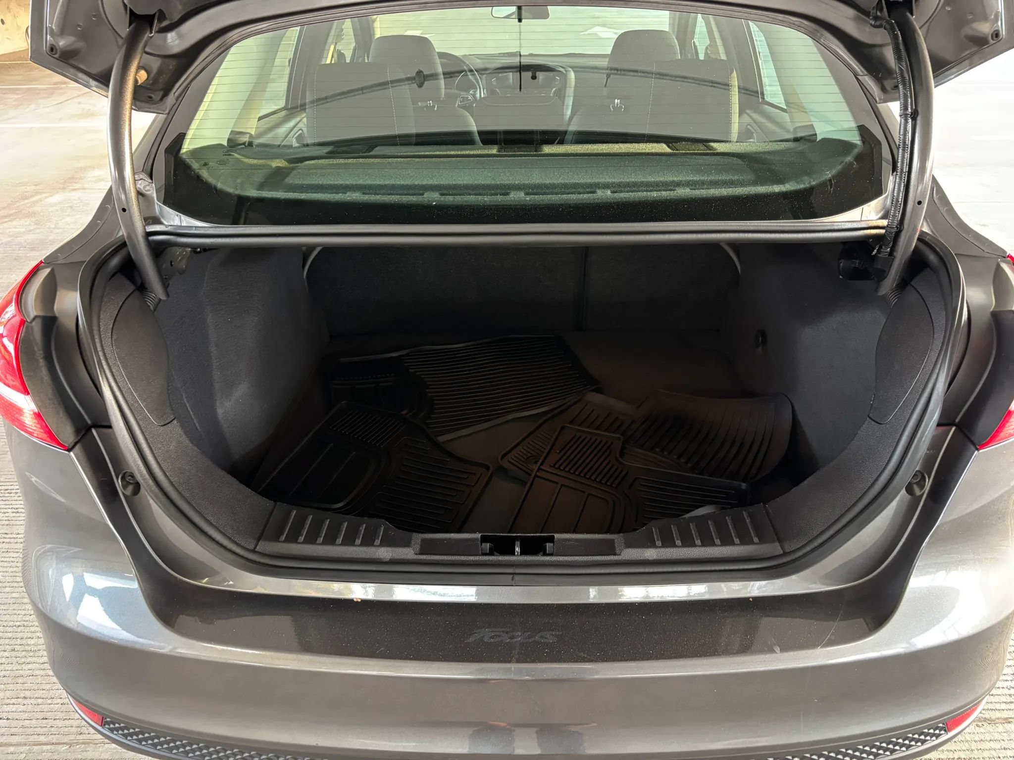 Used 2016 Ford Focus SE w/ SE Cold Weather Package FWD image 5