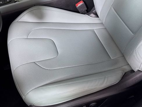 Certified 2025 Hyundai Elantra Limited FWD image 22