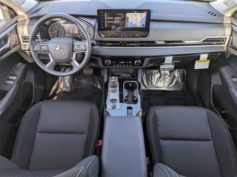 New 2025 Mitsubishi Outlander SE image 14