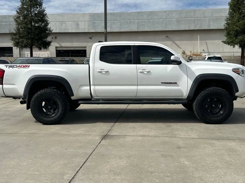 Used 2019 Toyota Tacoma TRD Off-Road w/ Exterior Package AWD/4WD image 9