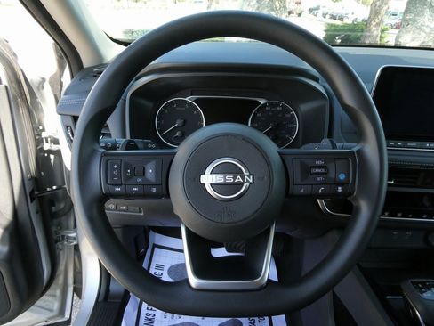 Used 2024 Nissan Rogue SV image 4