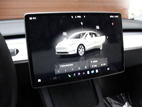 Used 2022 Tesla Model Y Long Range image 25