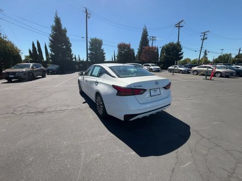 Used 2025 Nissan Altima 2.5 SV FWD image 10