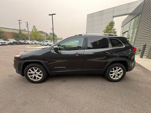 Used 2016 Jeep Cherokee Latitude w/ Cold Weather Group AWD/4WD image 8