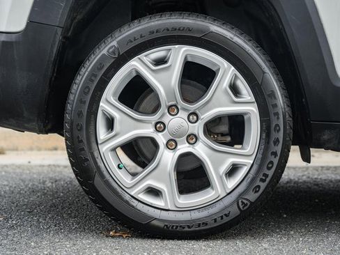 Used 2019 Jeep Renegade Latitude w/ Cold Weather Group image 18