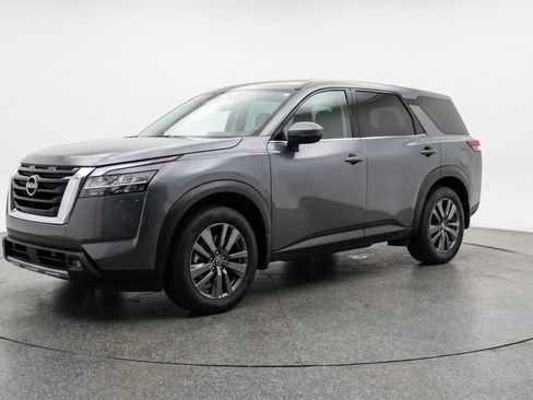 Used 2025 Nissan Pathfinder SV image 3
