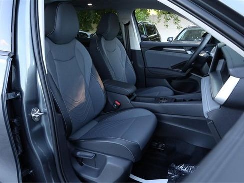 New 2025 Volkswagen Tiguan SE image 25