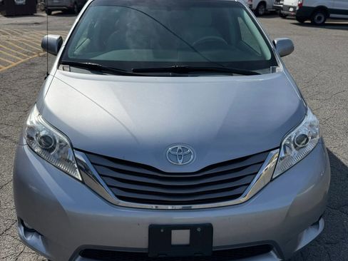 Used 2012 Toyota Sienna XLE FWD image 3