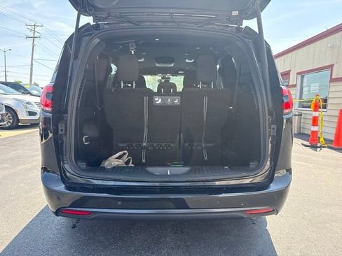 Used 2021 Chrysler Pacifica Touring w/ S Appearance Package FWD image 16