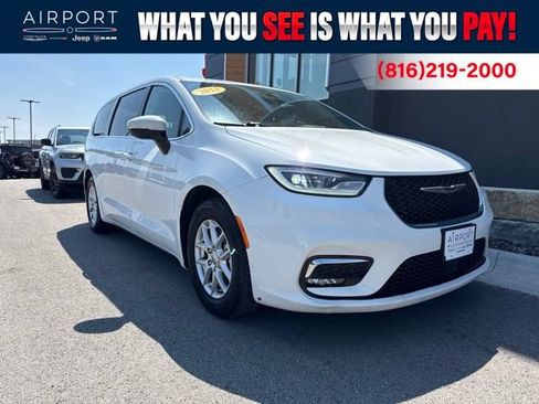 Used 2023 Chrysler Pacifica Touring-L FWD image 1