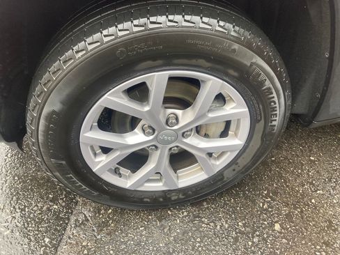 Used 2022 Jeep Grand Cherokee Limited image 31