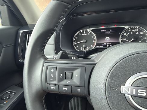 Used 2025 Nissan Pathfinder SV FWD image 26