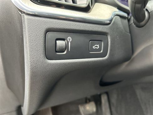 Certified 2022 Volvo XC60 B5 Inscription w/ Climate Package image 17