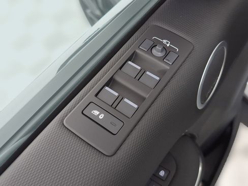 Used 2025 Land Rover Discovery Dynamic SE image 10