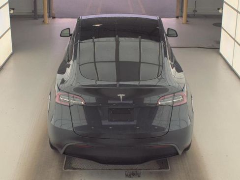 Used 2024 Tesla Model Y Long Range RWD image 3