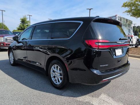 Certified 2024 Chrysler Pacifica Touring-L FWD image 6