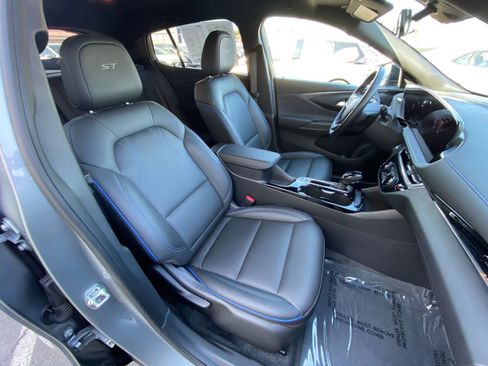 Used 2025 Buick Envista Sport Touring image 36