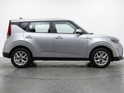 Used 2025 Kia Soul LX w/ LX Technology Package image 11