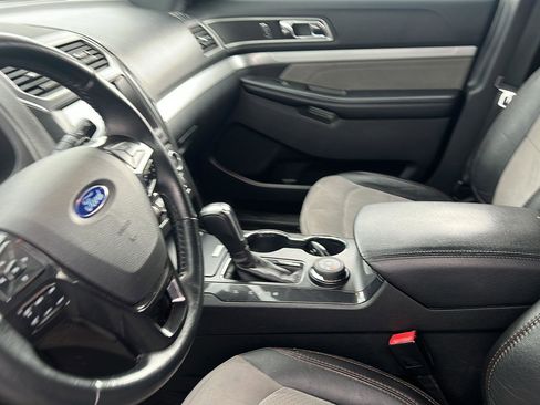 Used 2017 Ford Explorer XLT w/ Equipment Group 202A AWD/4WD image 18