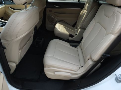 Used 2023 Jeep Grand Cherokee L Limited AWD/4WD image 12