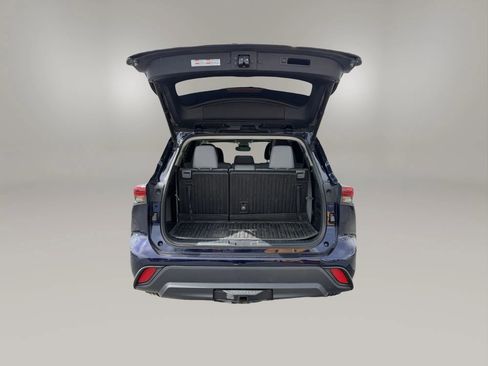 Used 2021 Toyota Highlander XLE image 8