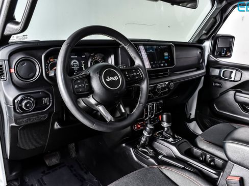 Used 2025 Jeep Wrangler Unlimited Rubicon w/ Convenience Group image 17