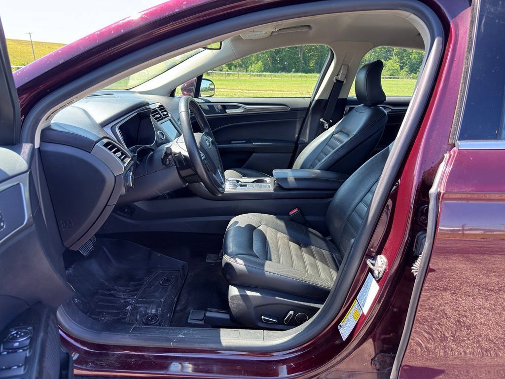 Used 2017 Ford Fusion SE w/ Fusion SE Technology Package FWD image 2