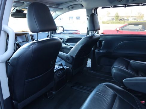 Used 2018 Toyota Sienna SE w/ SE Preferred Package image 13