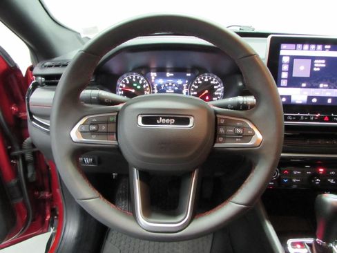 Used 2025 Jeep Compass Trailhawk AWD/4WD image 22