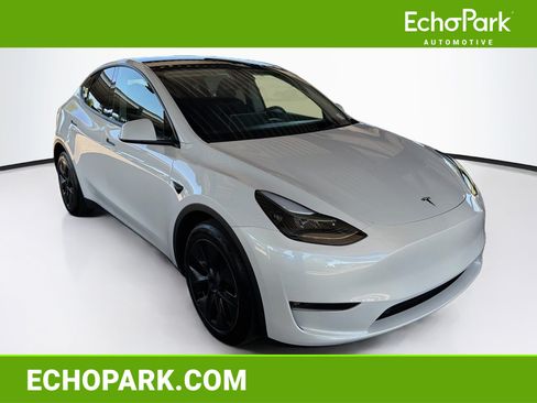 Used 2024 Tesla Model Y Long Range AWD/4WD image 1