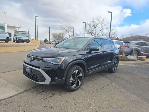 Certified 2025 Volkswagen Taos SE image 2