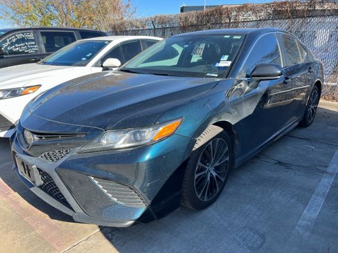 Used 2020 Toyota Camry SE image 1