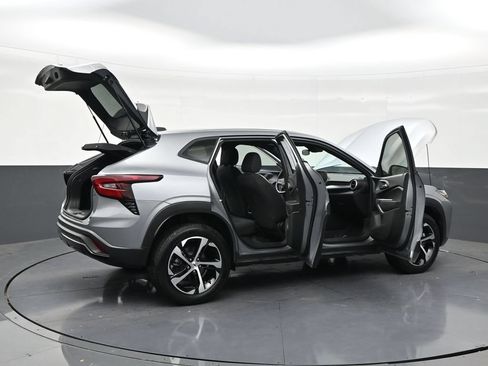 Used 2025 Chevrolet Trax RS FWD image 28