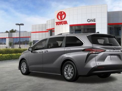 New 2026 Toyota Sienna XLE image 7