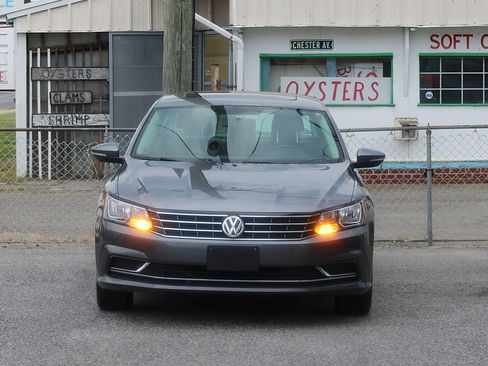 Used 2018 Volkswagen Passat 2.0T SE FWD image 2