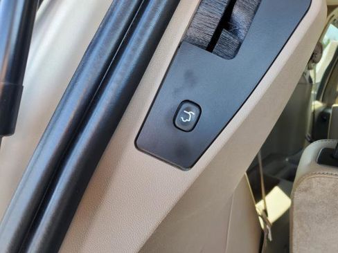 Used 2015 Chrysler Town & Country Touring FWD image 27