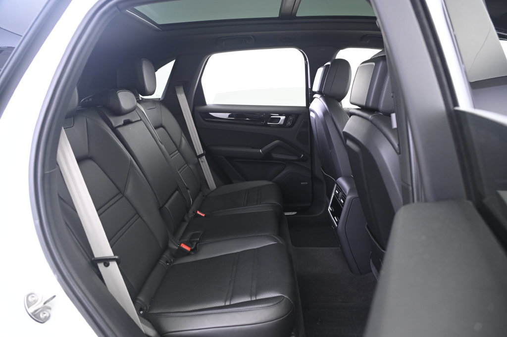 Used 2023 Porsche Cayenne Platinum Edition AWD/4WD image 18