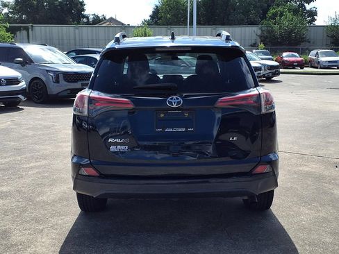Used 2018 Toyota RAV4 LE FWD image 8