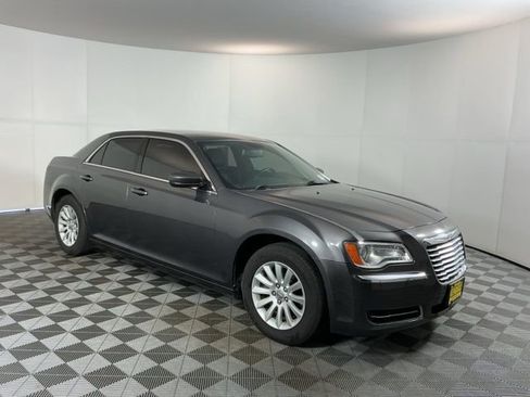 Used 2014 Chrysler 300 RWD image 3