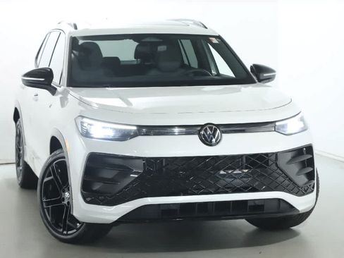 Certified 2026 Volkswagen Tiguan SE R-Line FWD image 2