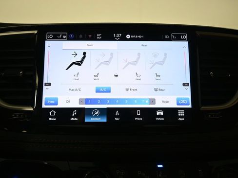 Used 2025 Chrysler Pacifica Pinnacle w/ Trailer Tow Group FWD image 29