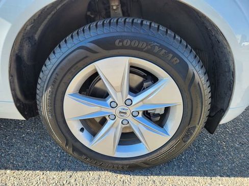 Certified 2022 Volvo XC60 B5 Momentum image 20