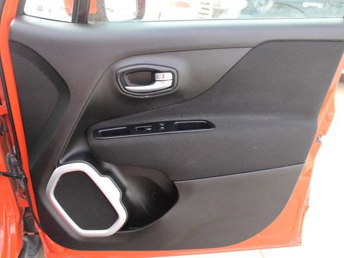 Used 2018 Jeep Renegade Latitude w/ Cold Weather Group image 6