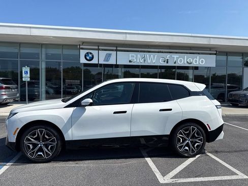 Used 2024 BMW iX xDrive50 w/ Premium Package AWD/4WD image 4
