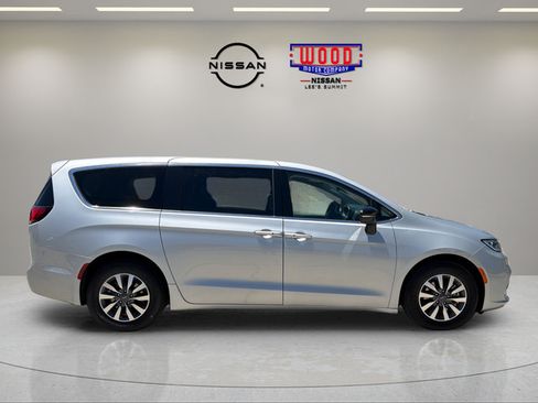 Used 2024 Chrysler Pacifica Limited FWD image 2