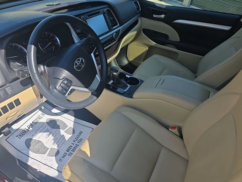 Certified 2017 Toyota Highlander XLE image 12
