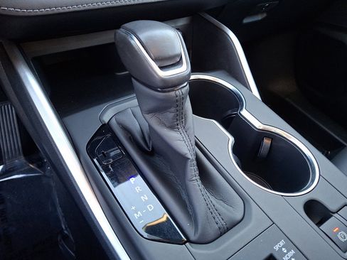 Used 2020 Toyota Highlander XLE image 22