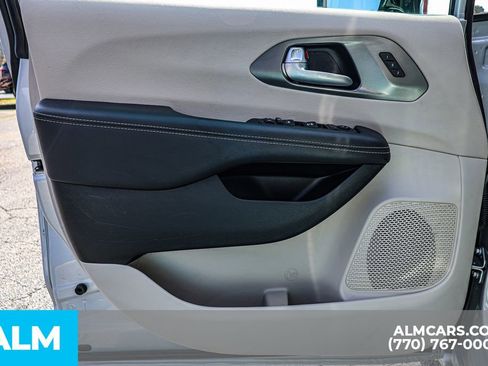 Used 2024 Chrysler Pacifica Touring-L image 48